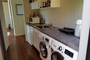 Refrigerador, microondas, parrilla de estufa y cafetera y tetera