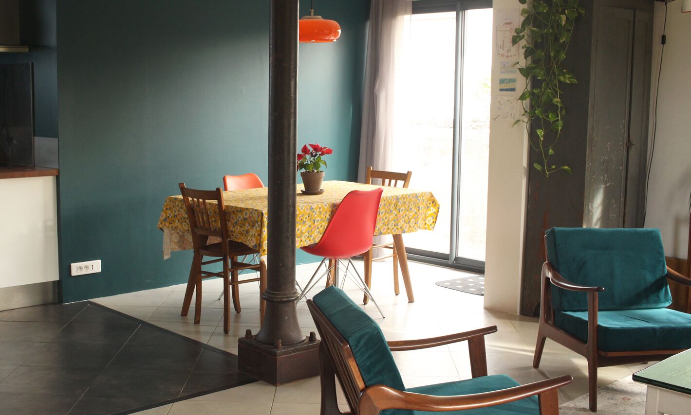 Coin repas donnant sur le salon
