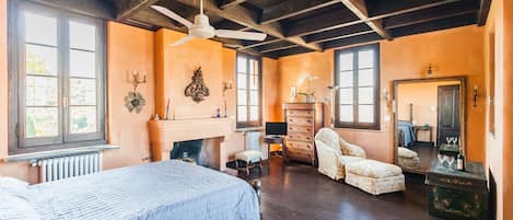 5 habitaciones, tabla de planchar con plancha, wifi y ropa de cama