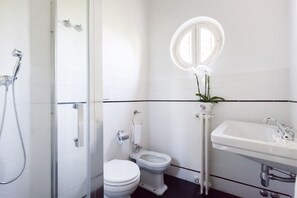 Suihkun ja ammeen yhdistelmä, hiustenkuivaaja, bidee, pyyhkeet