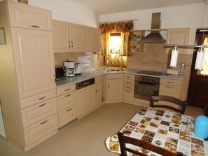Kühlschrank, Mikrowelle, Ofen, Herdplatte