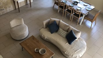 Télévision, lecteur de DVD, baby-foot, table de tennis de table