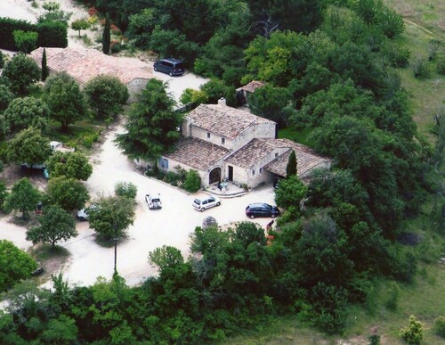 Gardiole - huisje met zwembad in Bonnieux