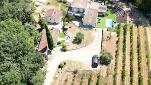 An aerial view of a residential area with houses, a swimming pool, and a vineyard. - guest rooms 4 persons near the sea & Sainte Victoire (Trets)