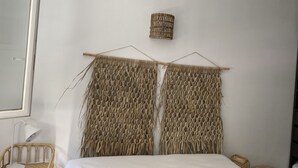 Une pièce comprenant un lit, une chaise et un rideau en tissu tissé.
