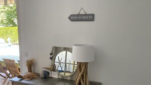 Une console en bois agrémentée d’un miroir, d’une lampe et d’objets décoratifs.
