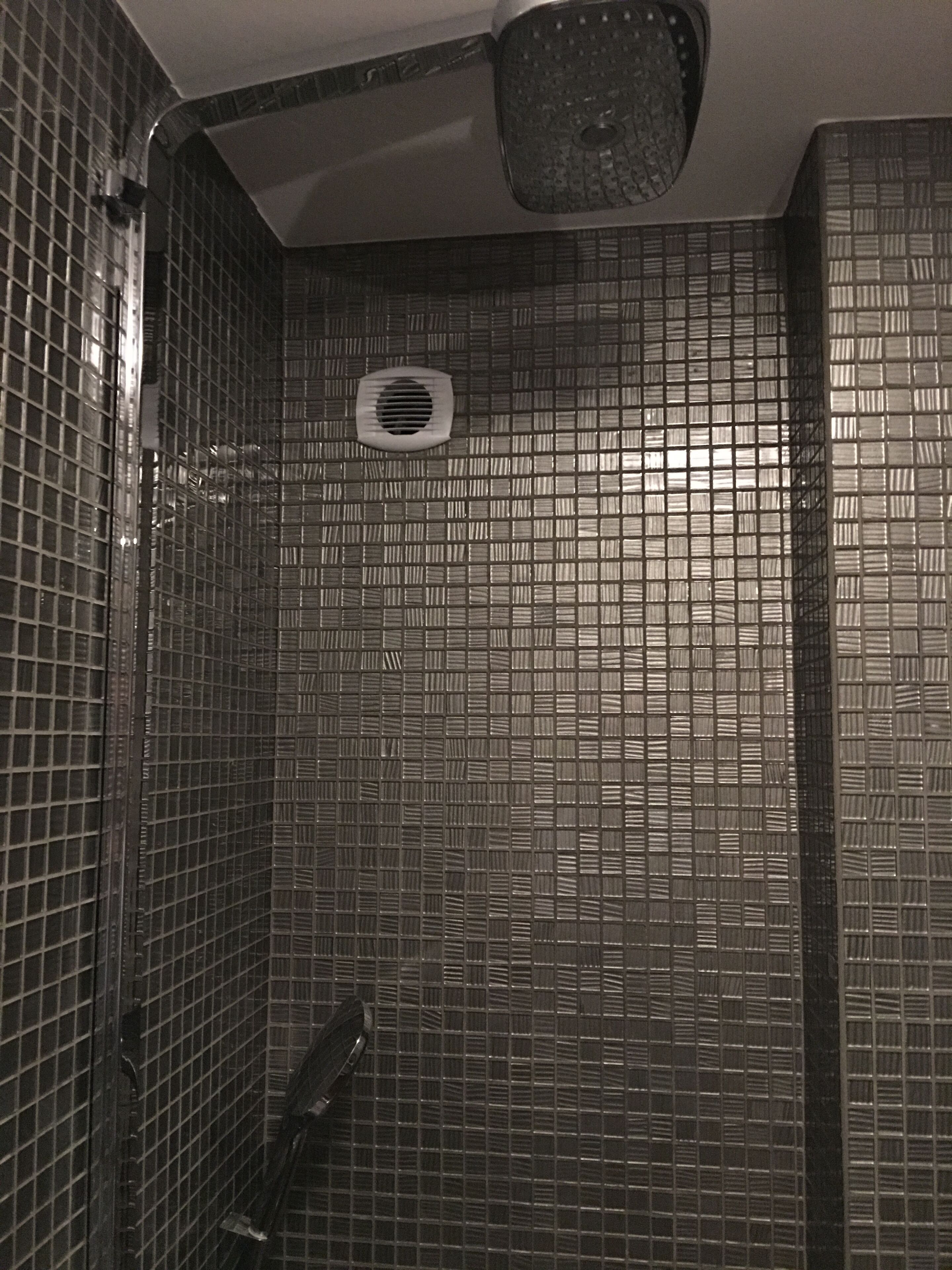 Ensemble douche/baignoire, sèche-cheveux, serviettes fournies, savon