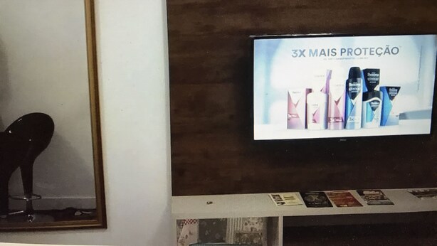 Een televisie waarop een advertentie voor een huidverzorgingsproduct wordt getoond.