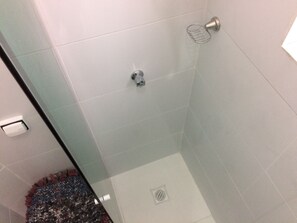 Haartrockner, Handtücher, Toilettenpapier