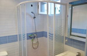 Dusche, Haartrockner, Toilettenpapier