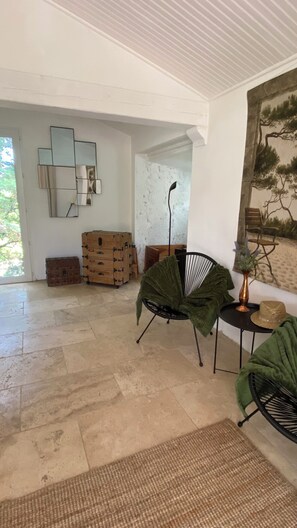 Interior - Gîte insolite-Jacuzzi and relaxation in the heart of nature Provencal House. (mirabel aux baronnies)