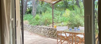 Gîte insolite-Jacuzzi and relaxation in the heart of nature Provencal House.