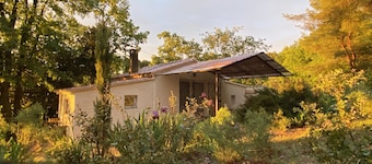 Gîte insolite-Jacuzzi and relaxation in the heart of nature Provencal House.