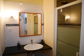 Dusche, Haartrockner, Handtücher