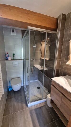 Combined shower/bathtub