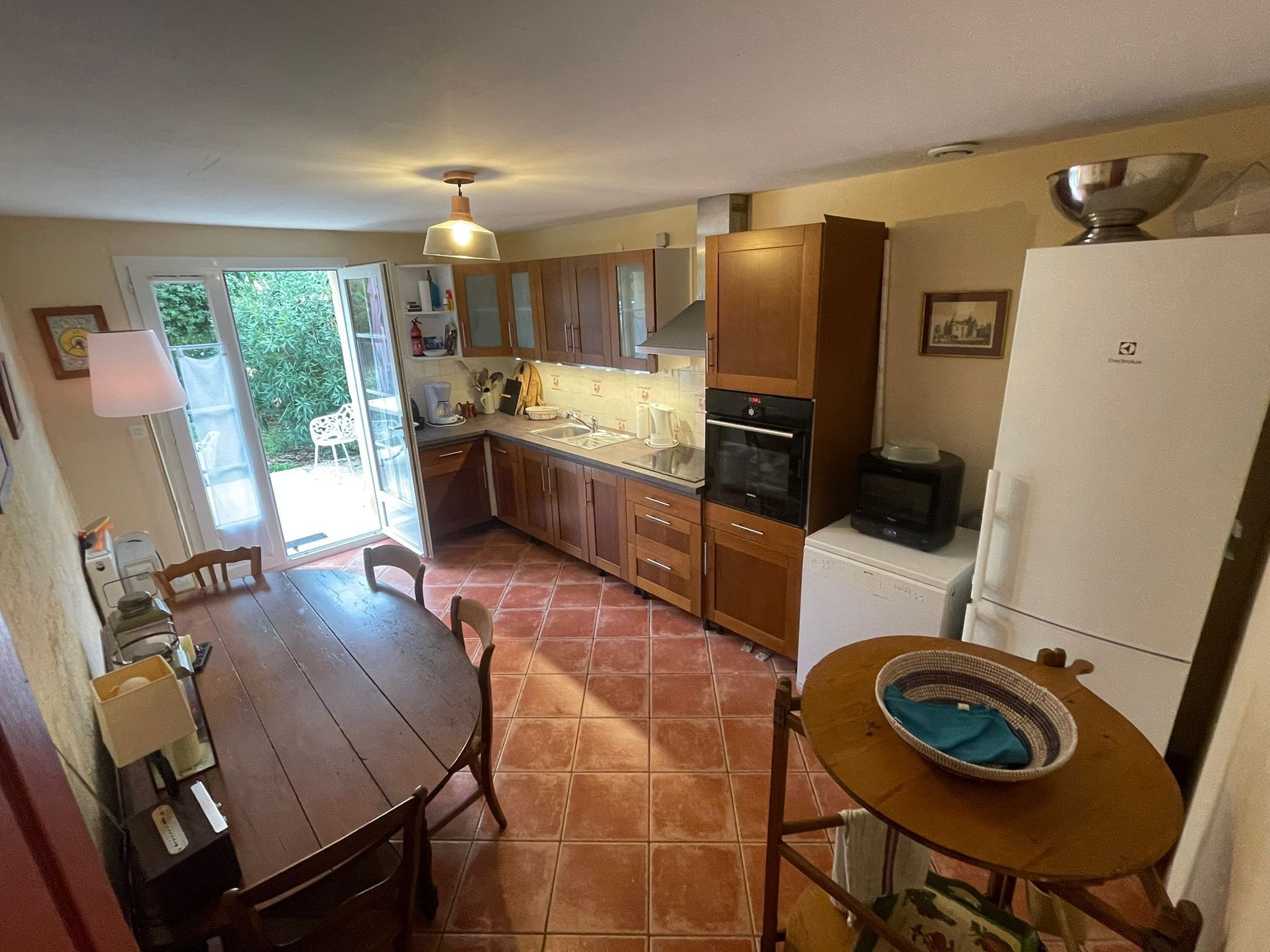 Frigorífico, microondas, horno y placa de cocina