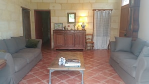 TV, DVD player - Cottage House in Médoc: A Getaway between Vineyards, Ocean and Heritage (Moulis-En-Médoc)