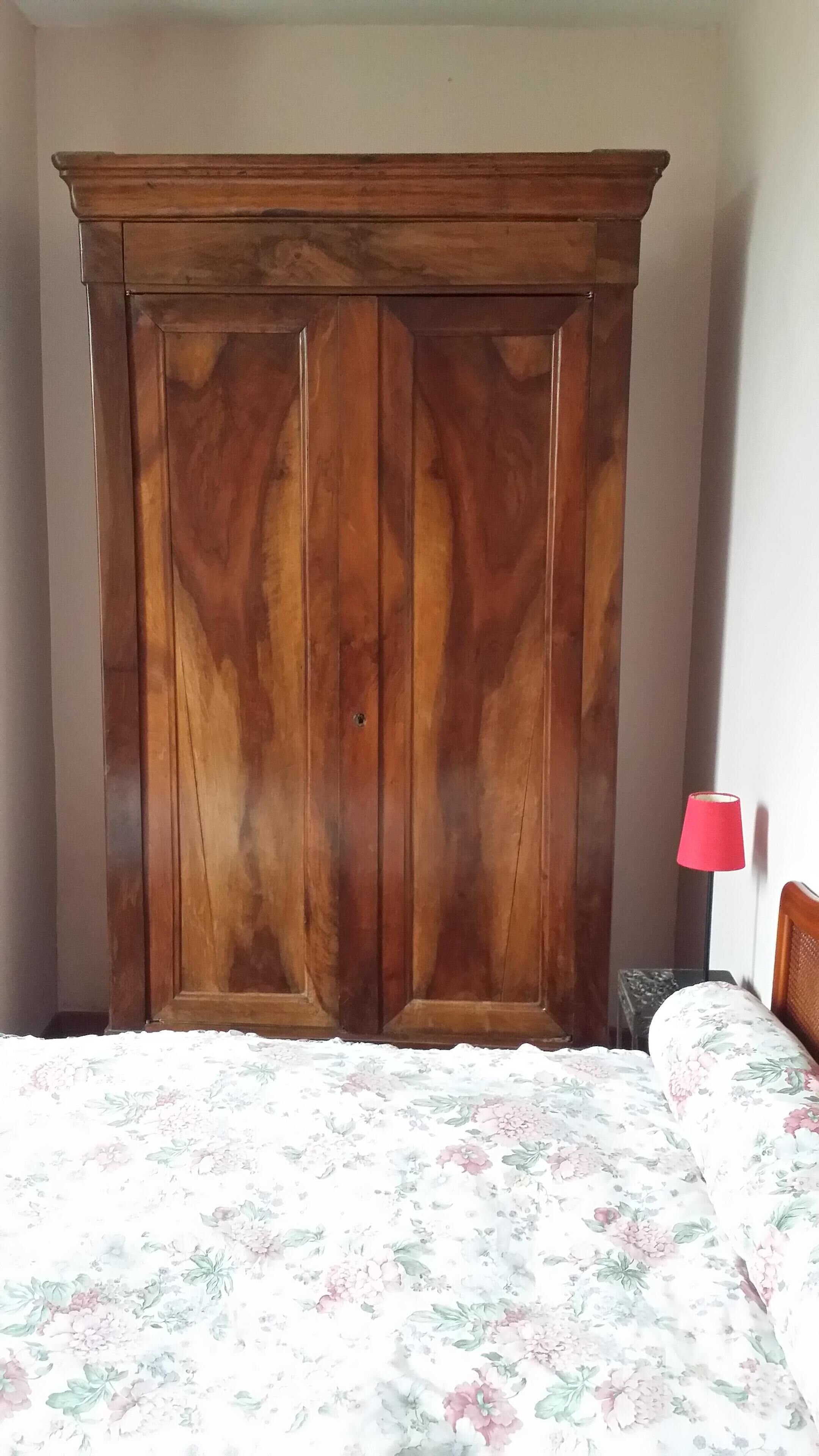 2 dormitorios, tabla de planchar con plancha, cuna de viaje