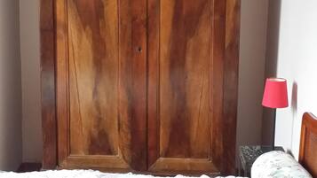 2 chambres, fer et planche Ă repasser, lit parapluie