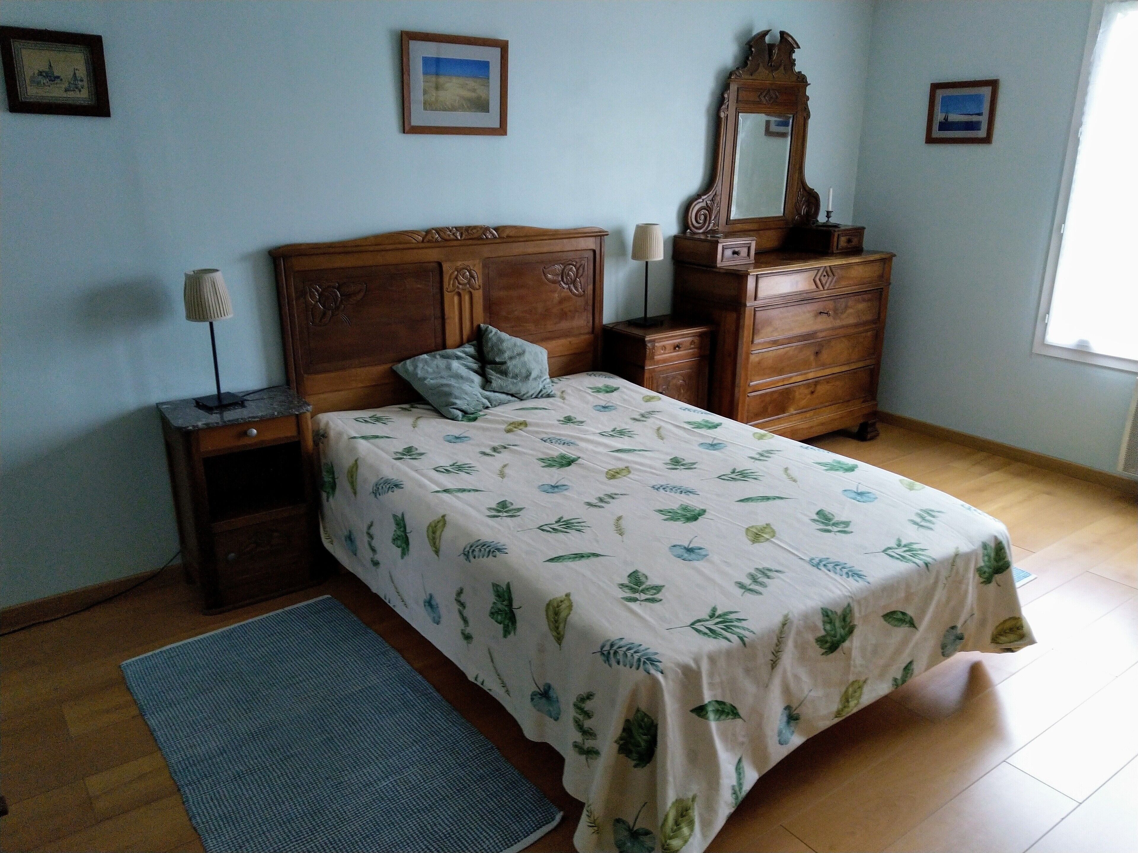 2 soverom, strykejern/-brett og reiseseng for barn