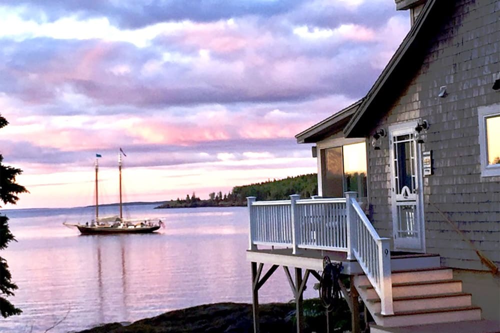 The Gem of the Mid-Coast Oceanfront Cottage on Private Beach