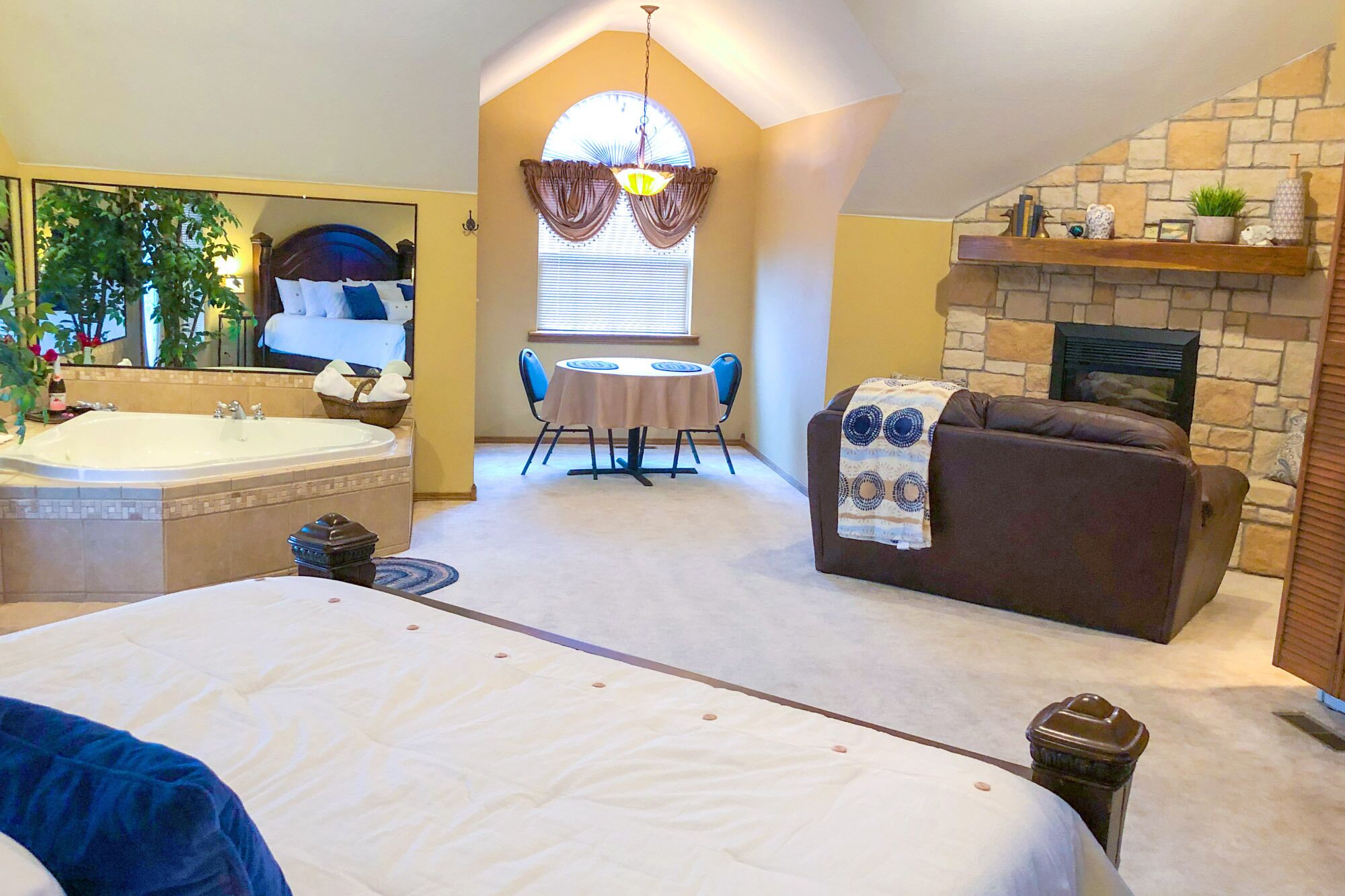 Incredible Setting In The Ozark Mountains ~ Just Minutes From Branson