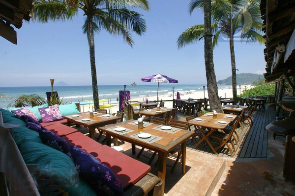 Restaurante e Bar Badauê , vizinho ao condomínio, pé na areia.