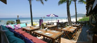 Juquehy Sea Front Condominium 42: best location on the beach 