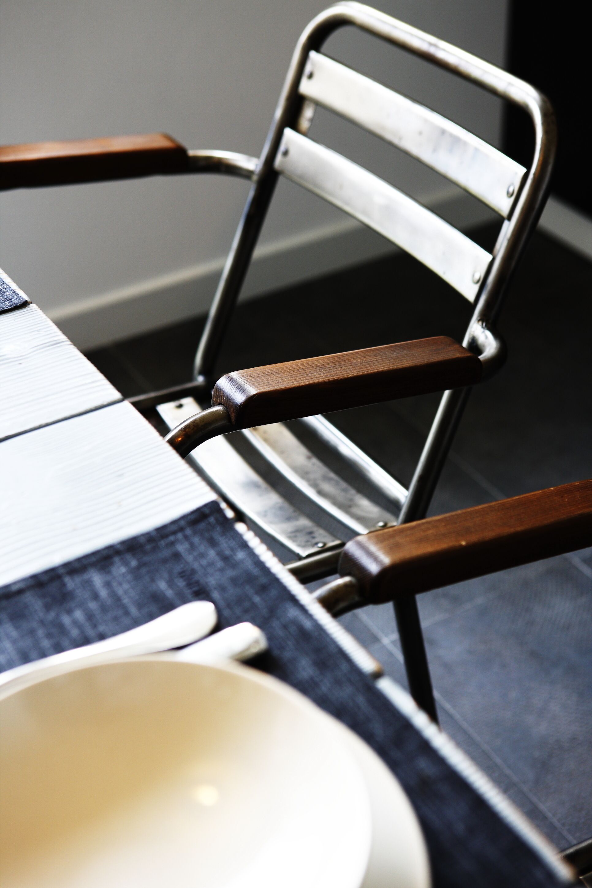 Une table à manger avec une chaise.