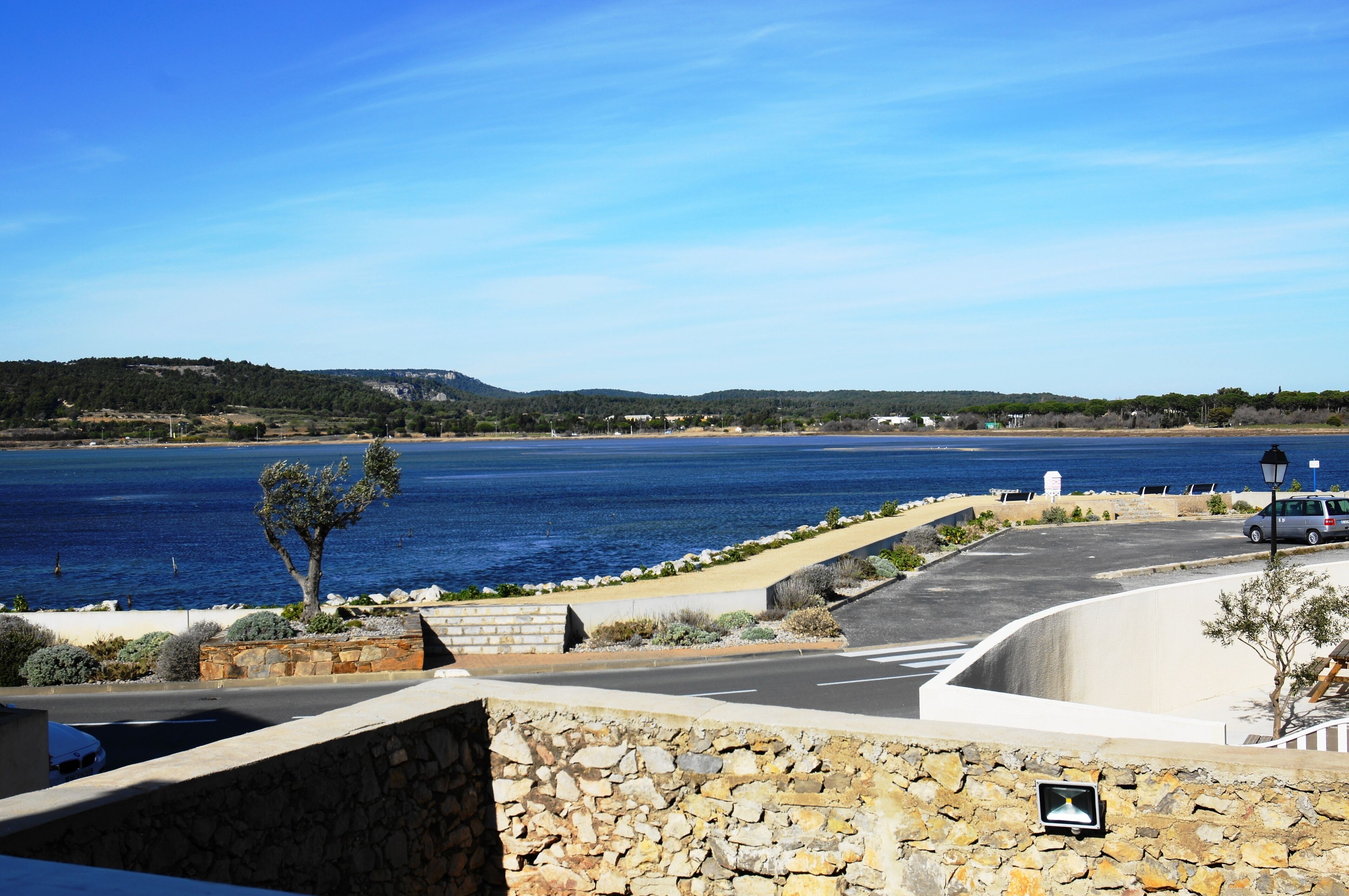 Gruissan Village, spacious house 100m2, pond view terrace, 2 bedrooms, 6couch