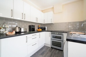 Køleskab, mikrobølgeovn, ovn, elkedel