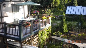 Ein zweistöckiges Gebäude mit Balkon, Außenbereich und Garten.