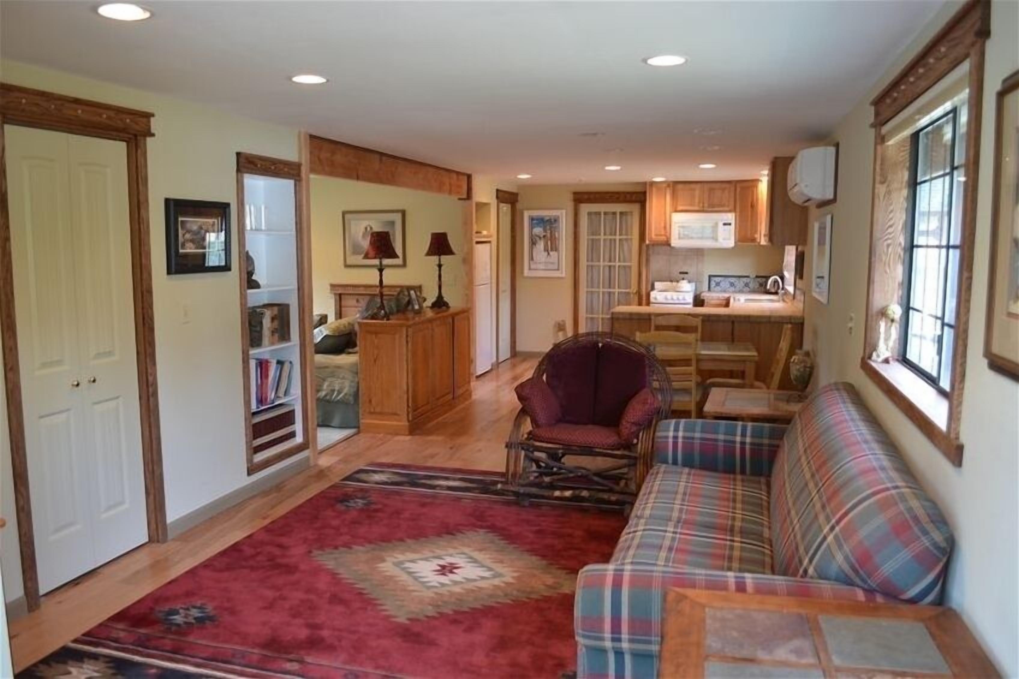 Dragon's Lair / Garden Loft,  Very Private, Cov. Gar.  1 Br. 1 Ba. 1 Mi To Ms. - Mount Shasta, CA