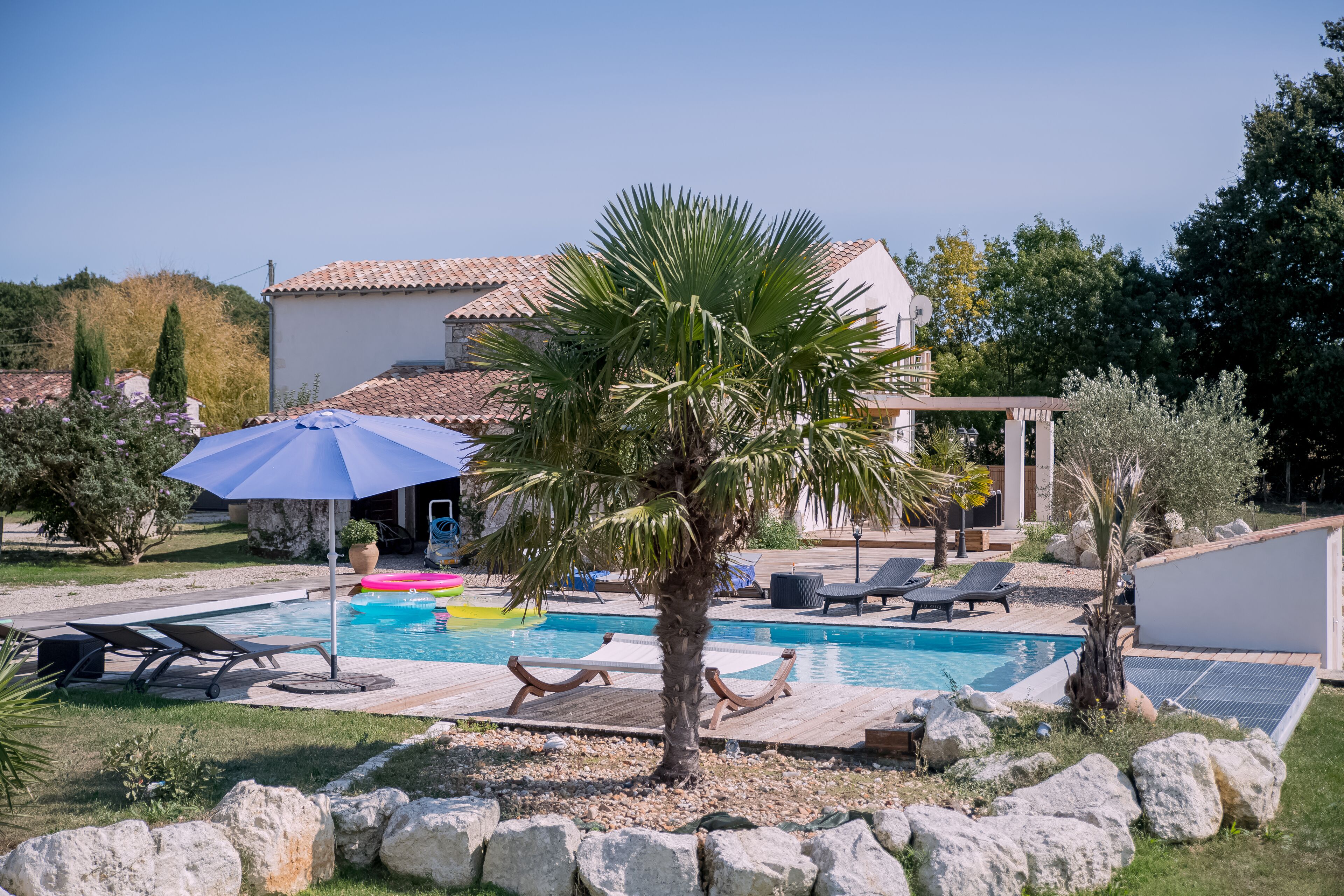 Una piscina al aire libre, una piscina climatizada