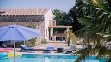 Piscina all'aperto, una piscina riscaldata