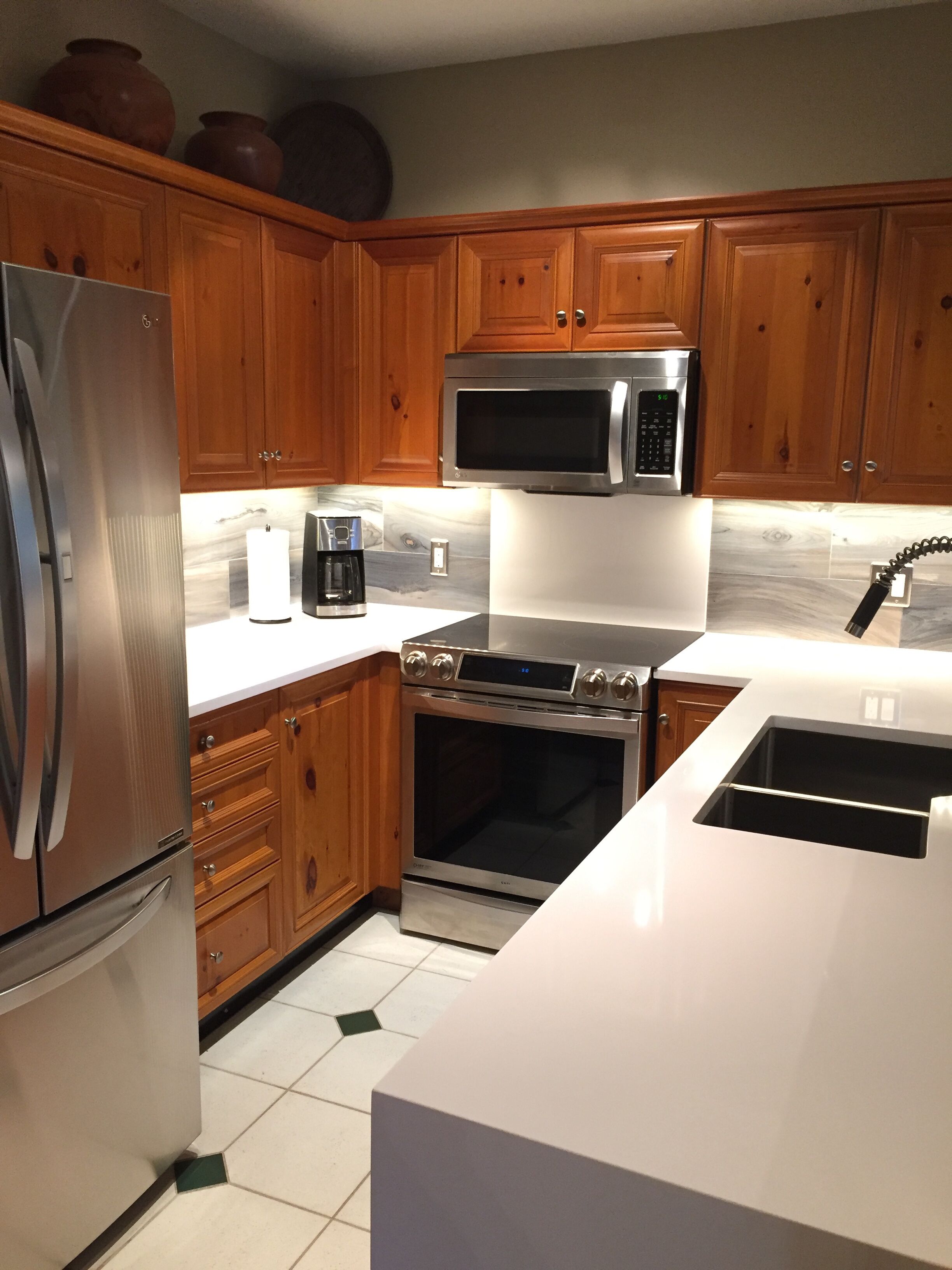 True Ski-in/Ski-out. Updated. Blackcomb. Sunny! Sleeps 4.