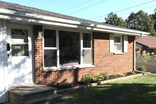 Beautiful Brick, well maintained townhome, 2 blks to Lambeau and Titletown Park