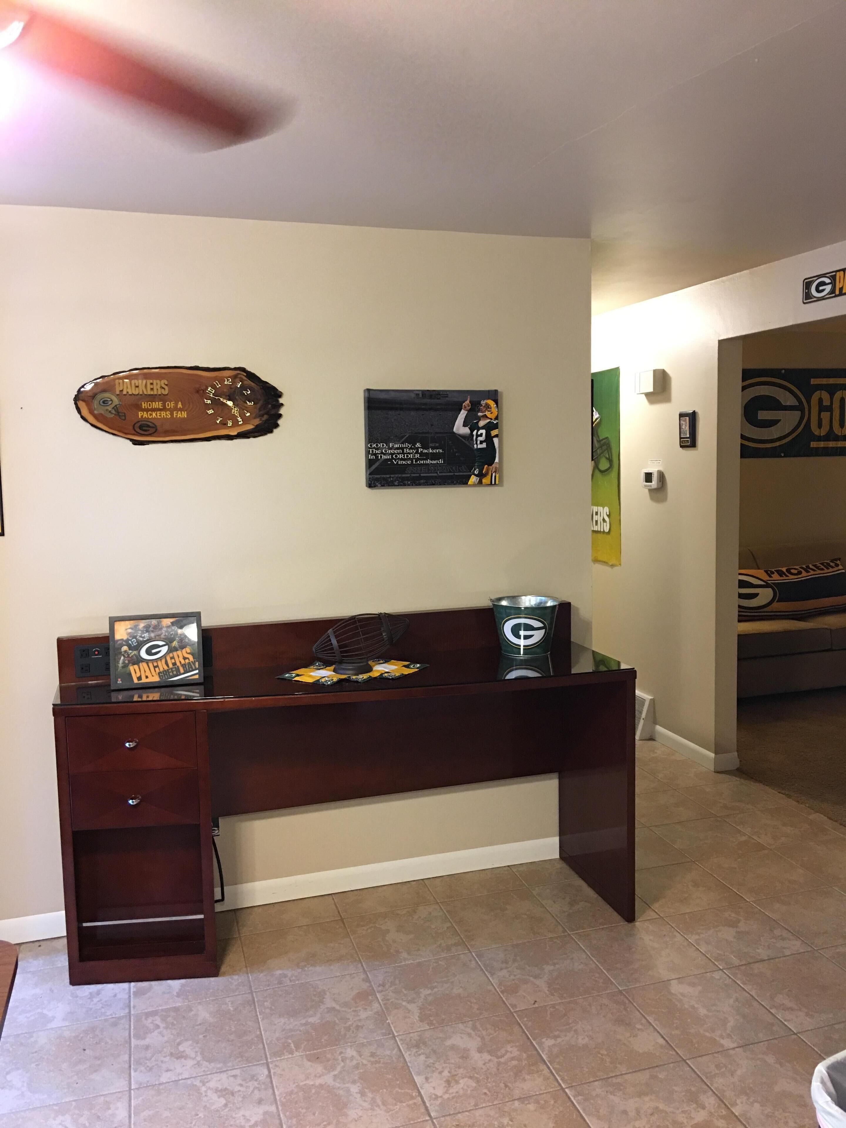 Oneida Packerland 6 min walk to Lambeau; garage for tailgating; park your car