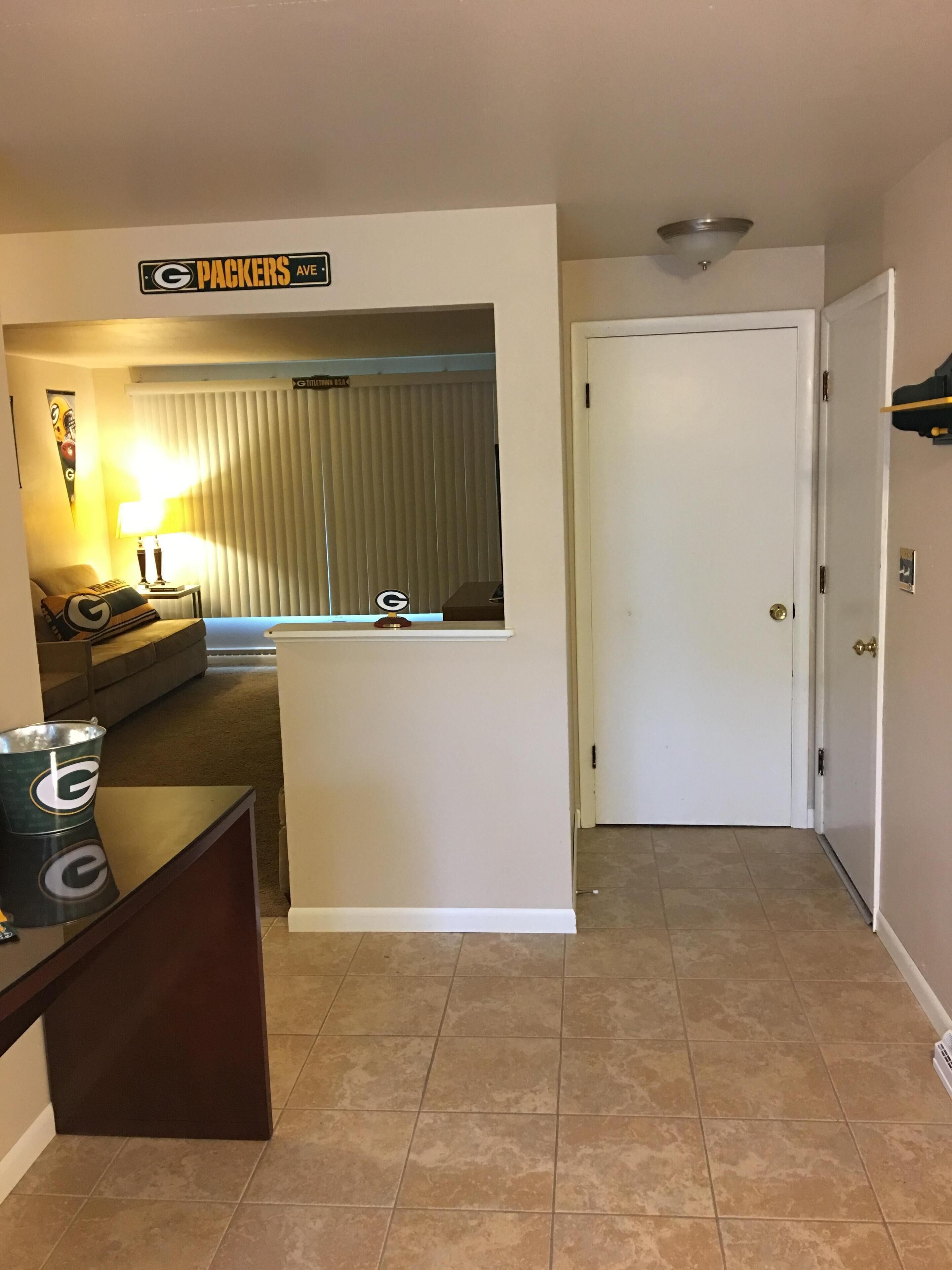 Oneida Packerland 6 min walk to Lambeau; garage for tailgating; park your car