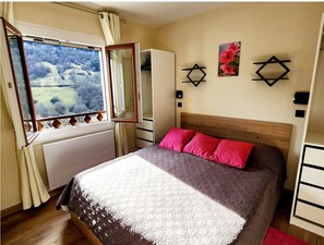 2 habitaciones, escritorio y tabla de planchar con plancha 