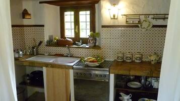 Frigorifero, forno, piano cottura, macchina per tè/caffè