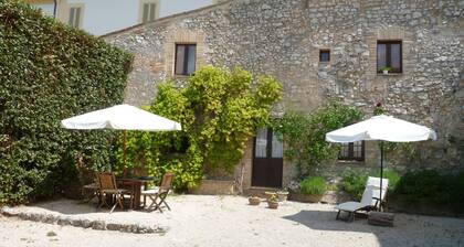 Cacciarella elegant and independent holiday apartment to rent 2+2 pax