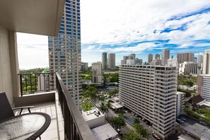Een hoog gebouw met een balkon met uitzicht op een stadsbeeld.