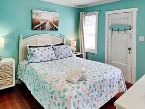 3 bedrooms, free WiFi, bed sheets - CB Sunshine Cottage | Pet Friendly + Just 2,5 Blocks to the Beach! (Carolina Beach)
