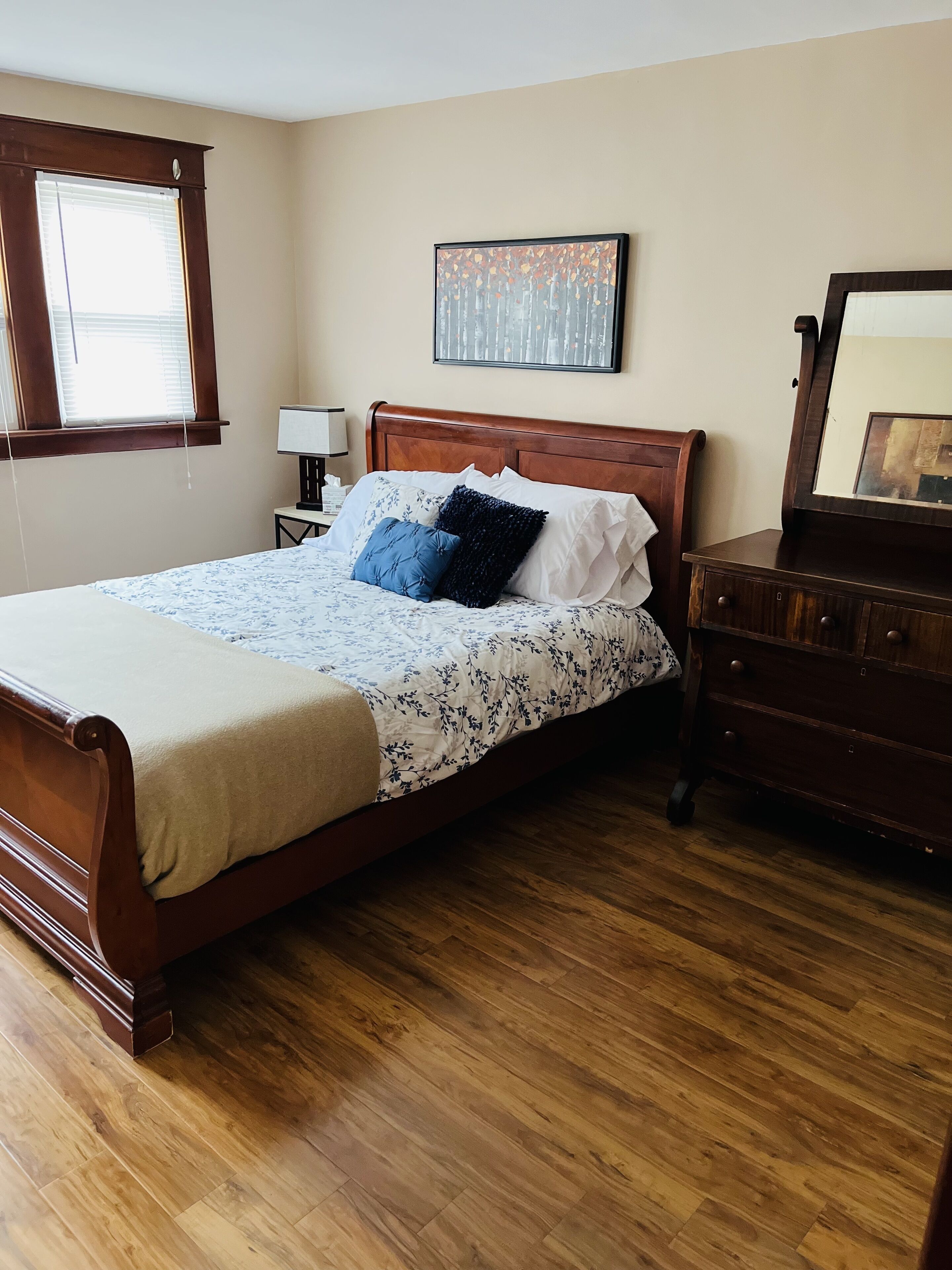 4 bedrooms, iron/ironing board, WiFi (free), bed sheets