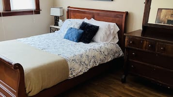 4 bedrooms, iron/ironing board, WiFi (free), bed sheets