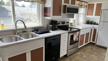 Kylskåp, mikrovågsugn, ugn och spishäll