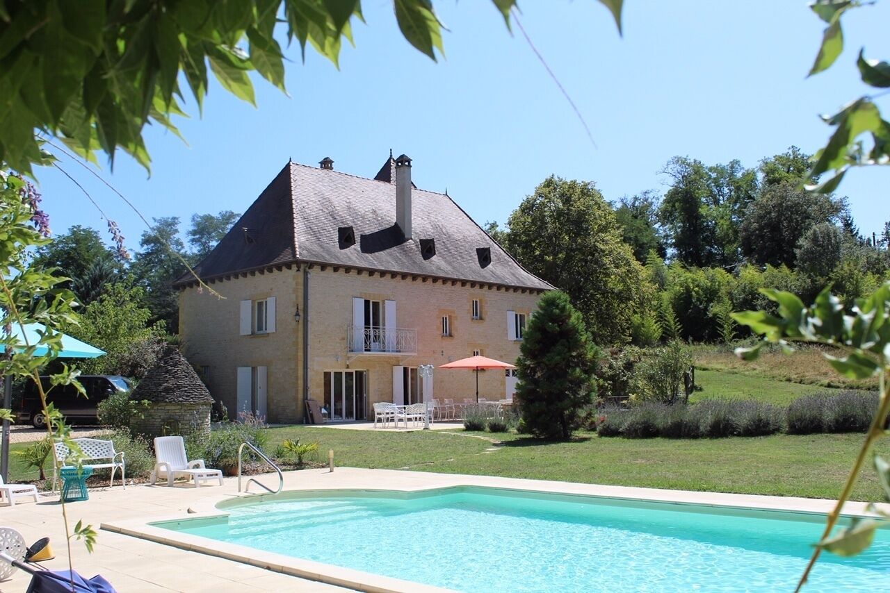 Spacious house, garden, pool. Walk to Sarlat's centre, restaurants, shops.