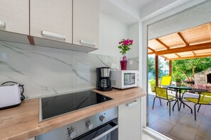 Frigorifero, microonde, forno, piano cottura