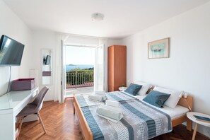 5 bedrooms, in-room safe, iron/ironing board, WiFi